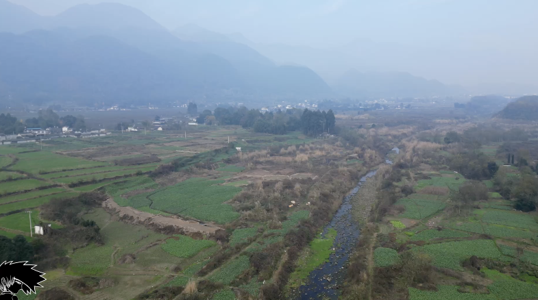 房车作为根据地 骑着山地车就可以周边玩耍 坐在阳光下钓鱼挺满足