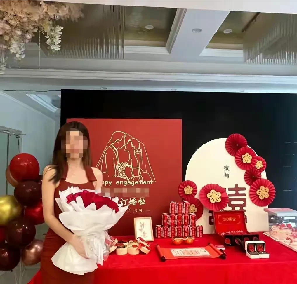 安徽合肥,一名身材高挑的漂亮女孩将自己的订婚照发到网上