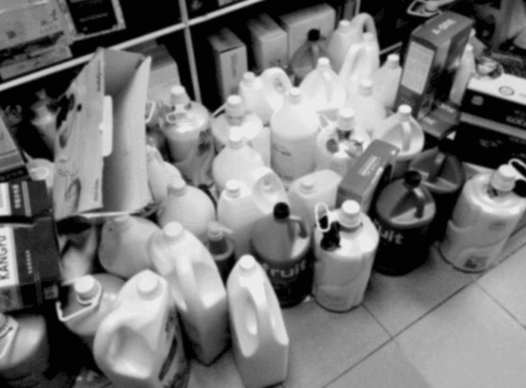 洗发水 理发店给顾客洗头时，为什么都要戴手套？大桶洗发水“暴露”了实情