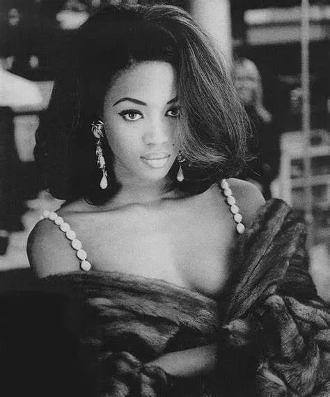 超模|她曾被中国模特抢走亿万富豪男友,如今年过50惊艳了所有人……