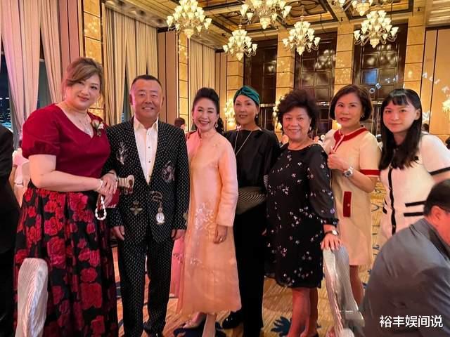 周立波|周立波发文表白富婆妻子!常年居住国外好惬意:我们从未分开