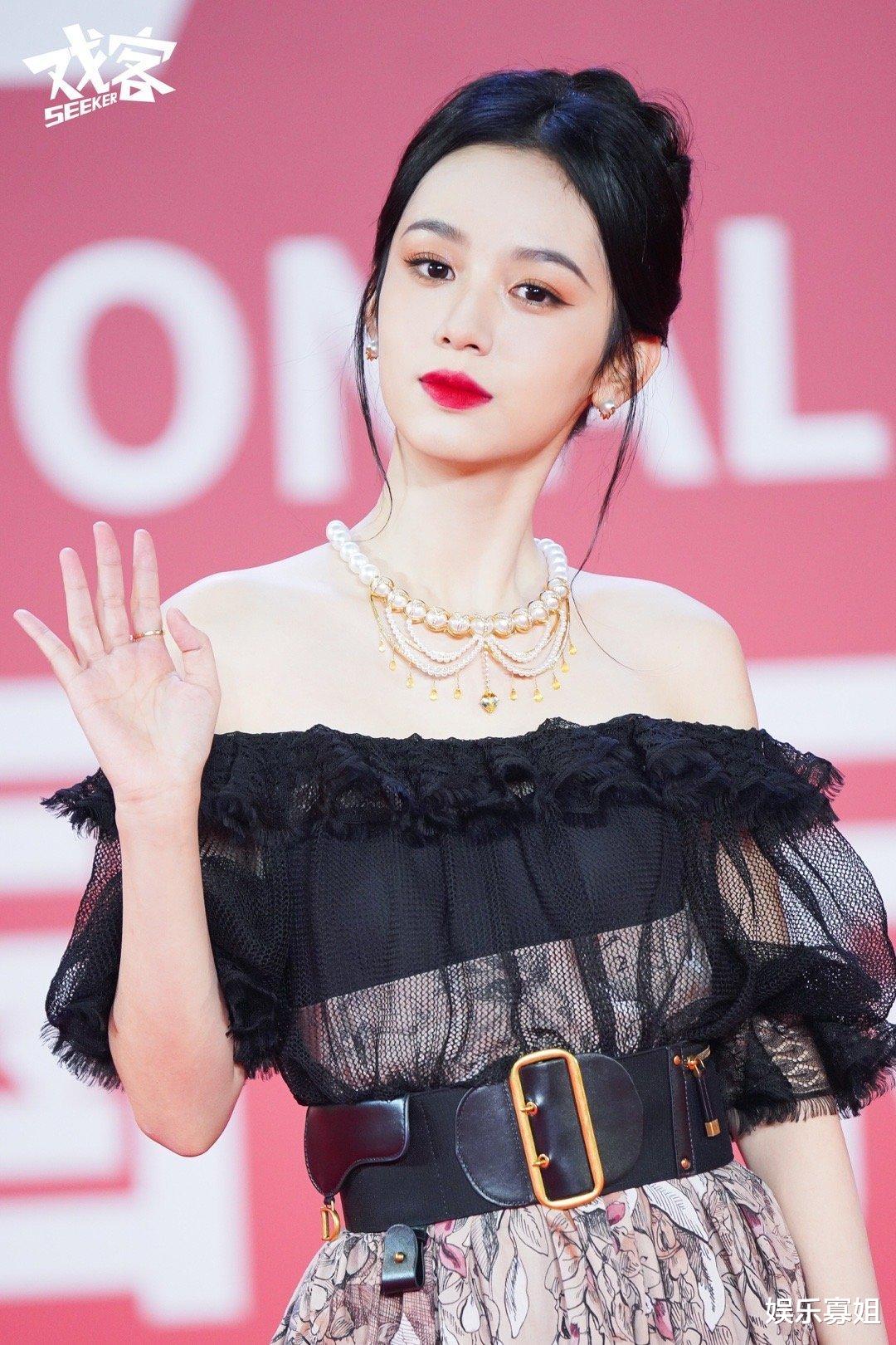 国际电影节|周也出席丝绸之路国际电影节，生图状态好极了，真正的骨相美人