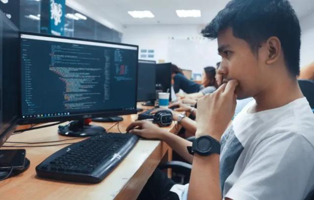 程序员|实习生3分钟解决BUG，老程序员看后默默转身