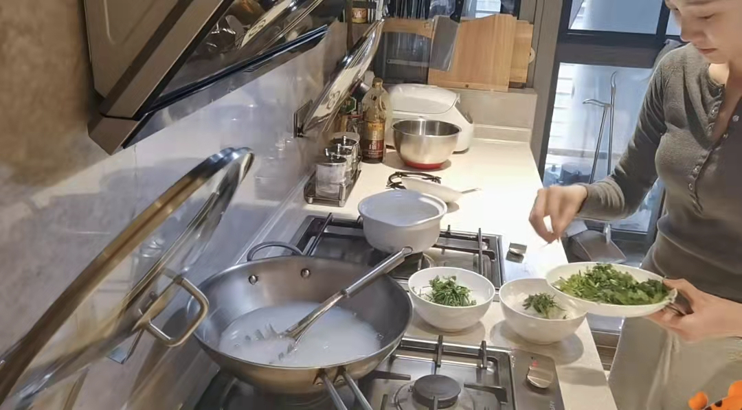 苗苗|苗苗给女儿做英语启蒙,预言她未来是大美女,宝宝活泼爱笑像郑恺