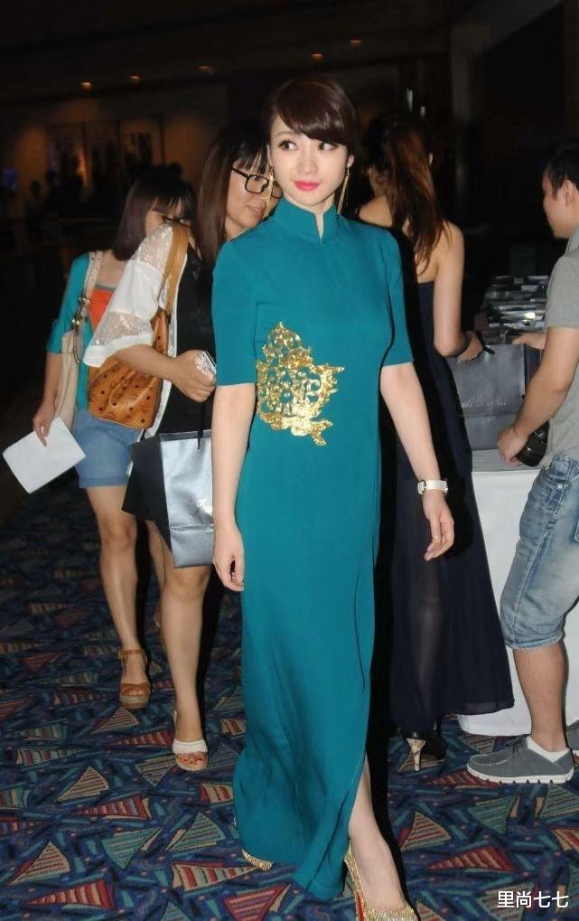 终于知道什么是风情万种！柳岩穿旗袍化浓妆，在人群中太抢眼了