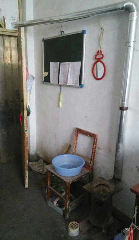 宿舍|一个农村女教师的宿舍，灶台就在床边，有谁比我住的更差？