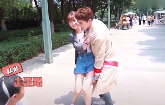 迪丽热巴|“弱鸡”男主迁就不得，女主都抱不动，还有什么脸演偶像剧