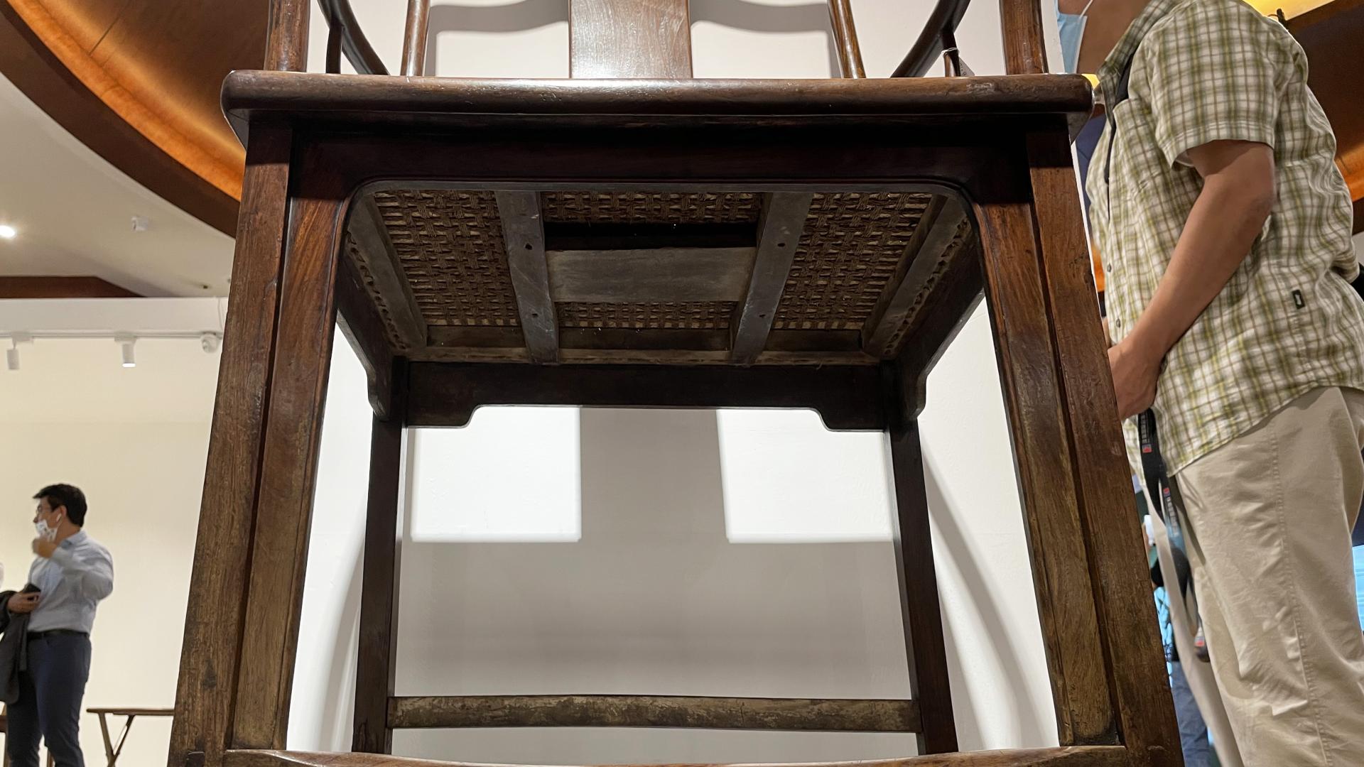 |弯带中间加装硬板，清黄花梨南官帽椅161万成交