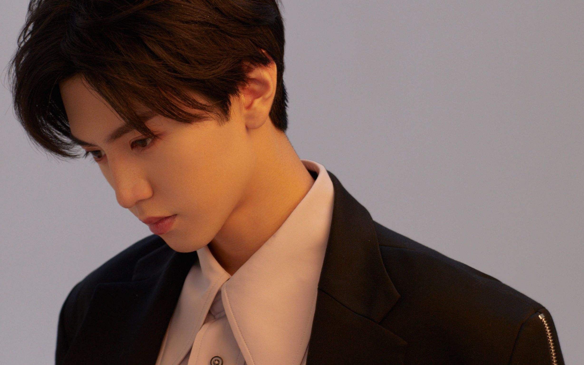 陈哲远|而陈哲远，则是不骄不躁，踏踏实实地走在了演艺之路上