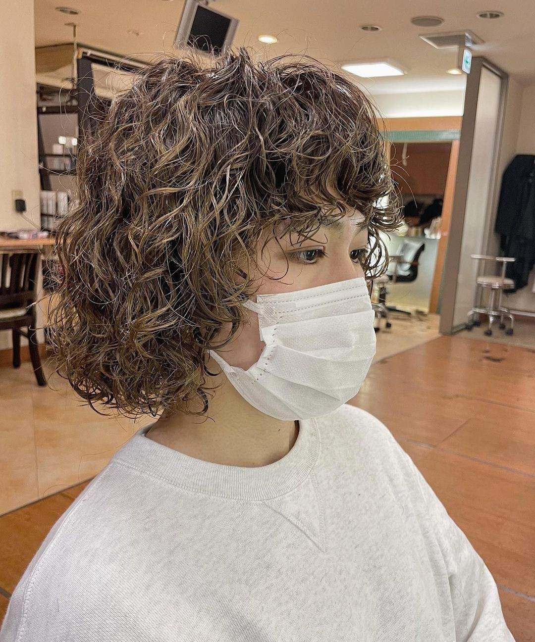 发型 烫卷染色就是不一样，换发型这样做就对了。