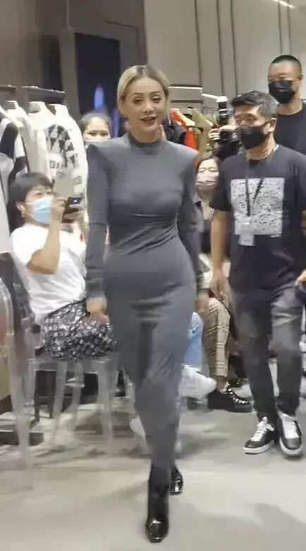 宁静 第一美女宁静真的是太尴尬了，为了显身材穿了一件瘦身的服装，谁知道肚子上的赘肉清晰明了
