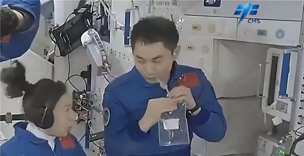 每天消耗1650升氧气,180天工作时间,三名宇航员的氧气从何而来