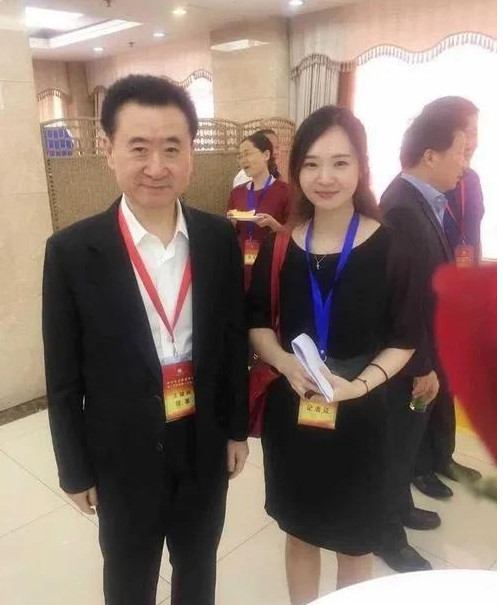 王思聪|王思聪见到老爸王健林的女秘书之后，热情地上前打招呼，没想到被无视了