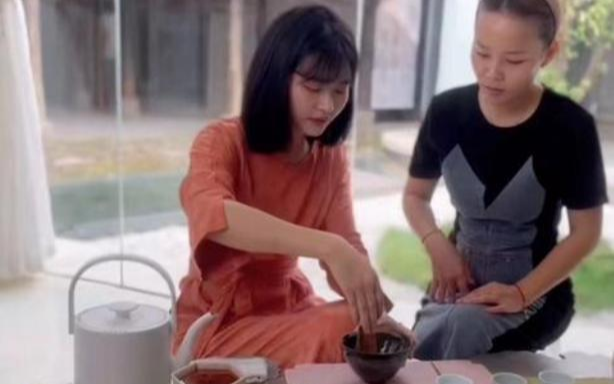 茶道|偷换人生主角：熊磊身着素雅长裙被称赞，田静却被网友诟病