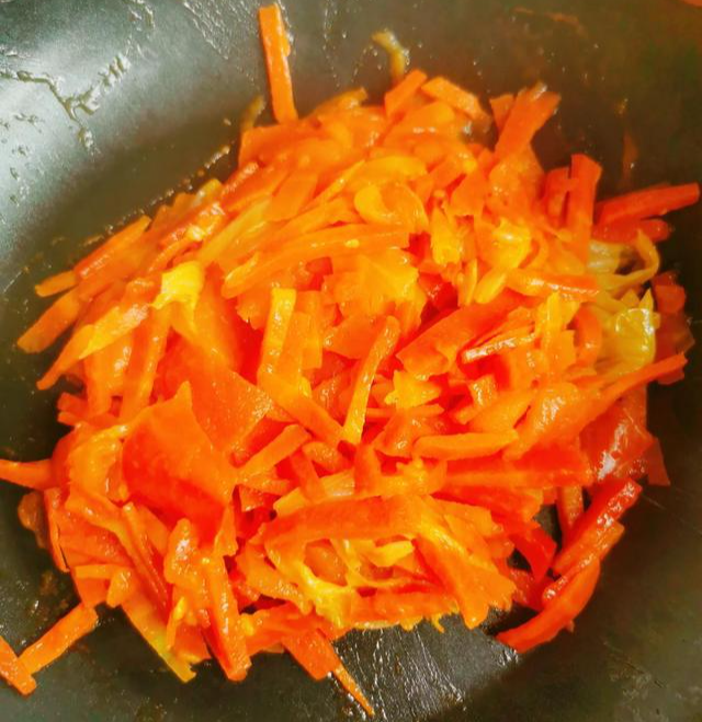 辅食新花样，宝宝爱吃饭，西红柿炒胡萝卜
