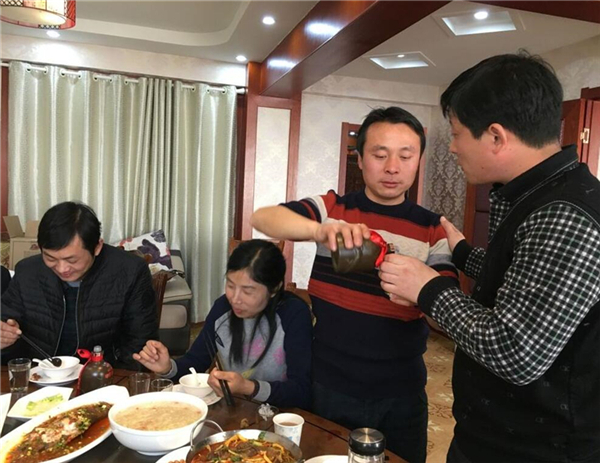 校园招聘|若是遇到强势劝酒的人，我们该如何应付？职场人：3句话就能搞定