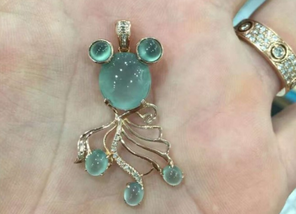 翡翠|质地像玻璃种一样，但是内部带有颜色，它就是龙石种翡翠