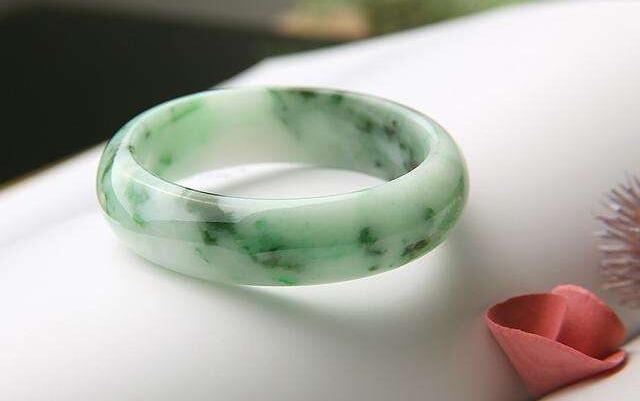 翡翠|翡翠只要出现瑕疵，价格就会降低，但有两种瑕疵相反！