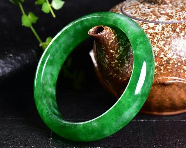 翡翠手镯|翡翠手镯对原料要求很高，每个都是唯一的存在，所以价值也很昂贵