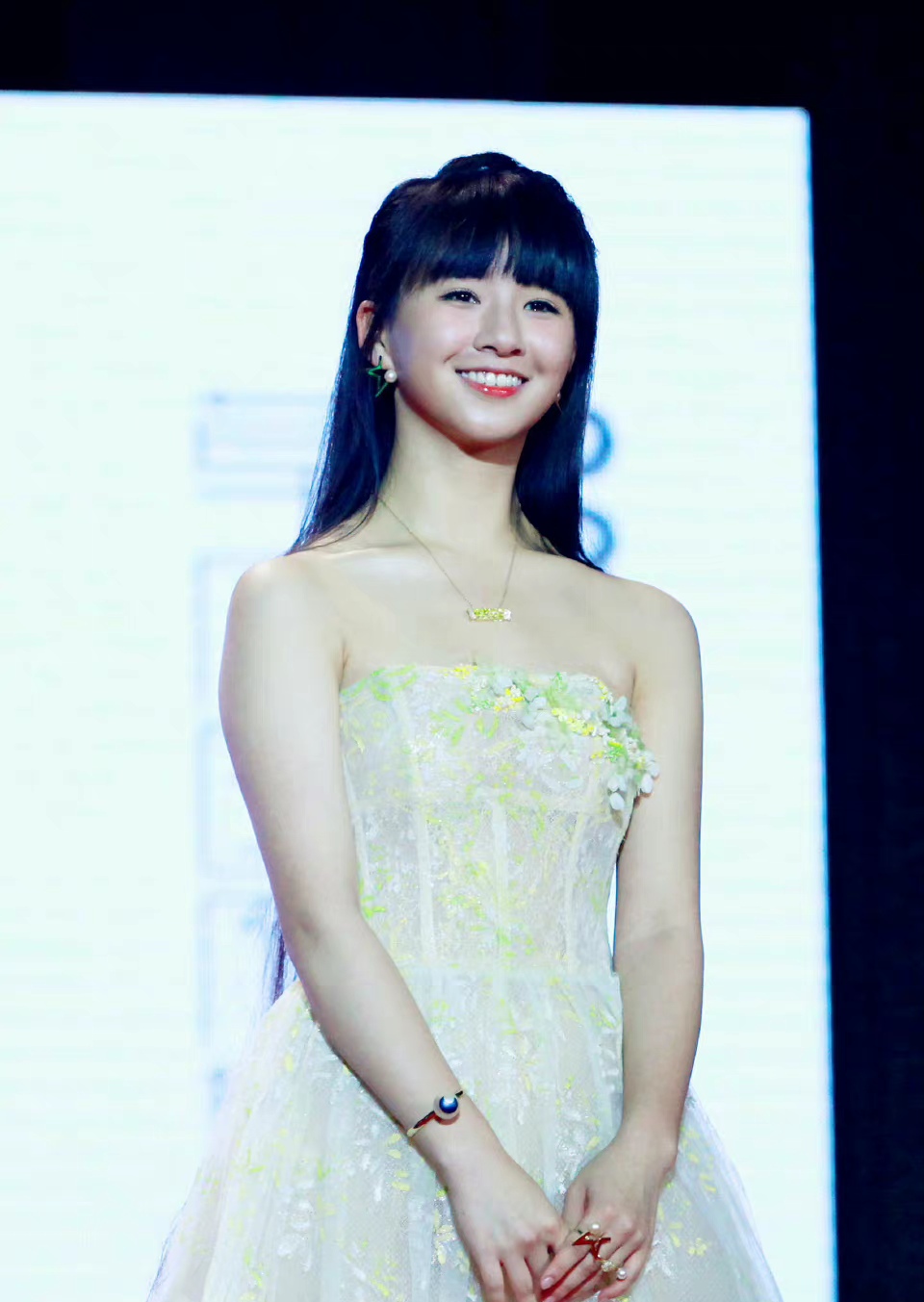 小彩旗|小彩旗不甘于光环环绕，遵从自己的内心，坚持了自己的想法