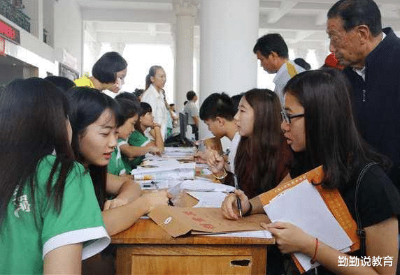 大学|“后悔花14万供孩子上大学”,农民工含泪说出真心话,原因很现实