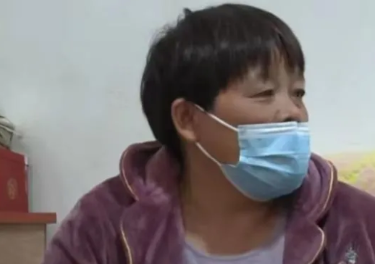 “太丧心病狂啦!”51岁的戚先生被自己失踪多年的母亲告上法庭,伤心的戚先生气的悲痛欲绝