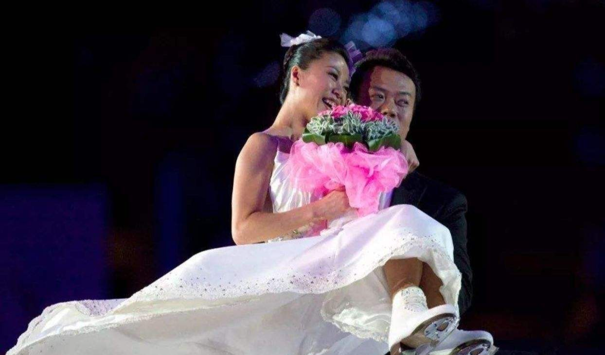 申雪|中国花滑冠军夫妻近况，赵宏博略显老态，申雪却保养得依旧年轻