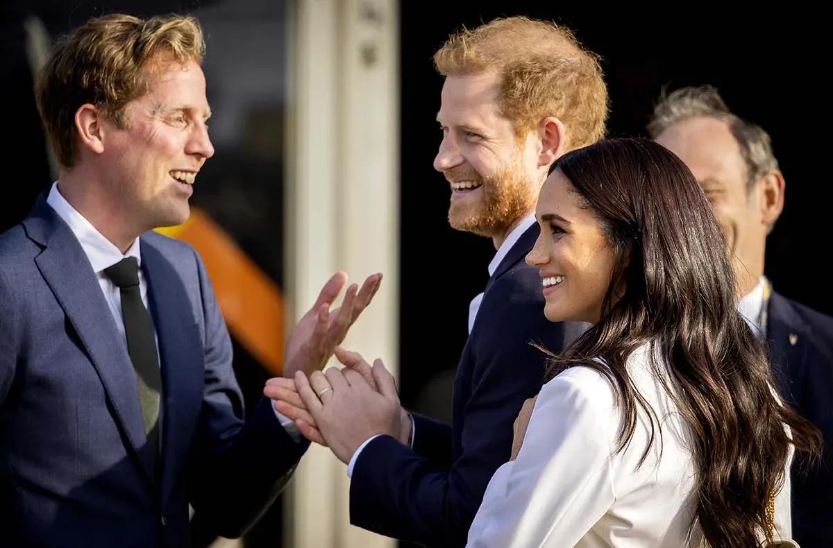 粉色|抢主办方风头?哈里梅根用不合时宜的吻证明“我们的爱从未变质”