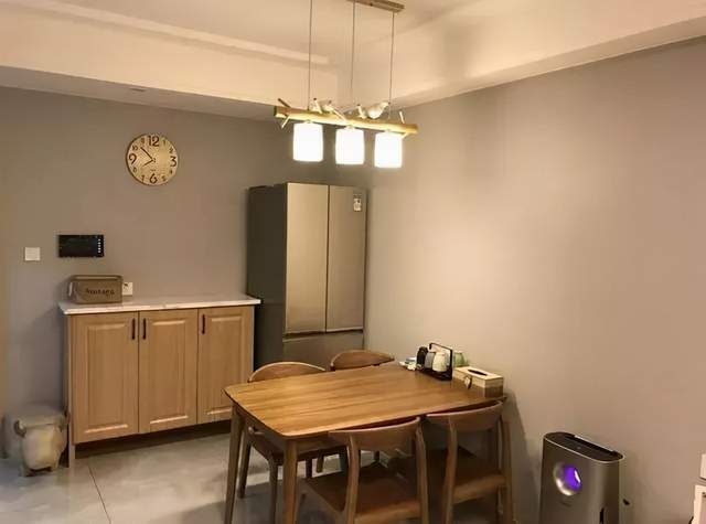 老公坚持卧室阳台打“侧柜”,面积大了10平方,邻居看了直眼红