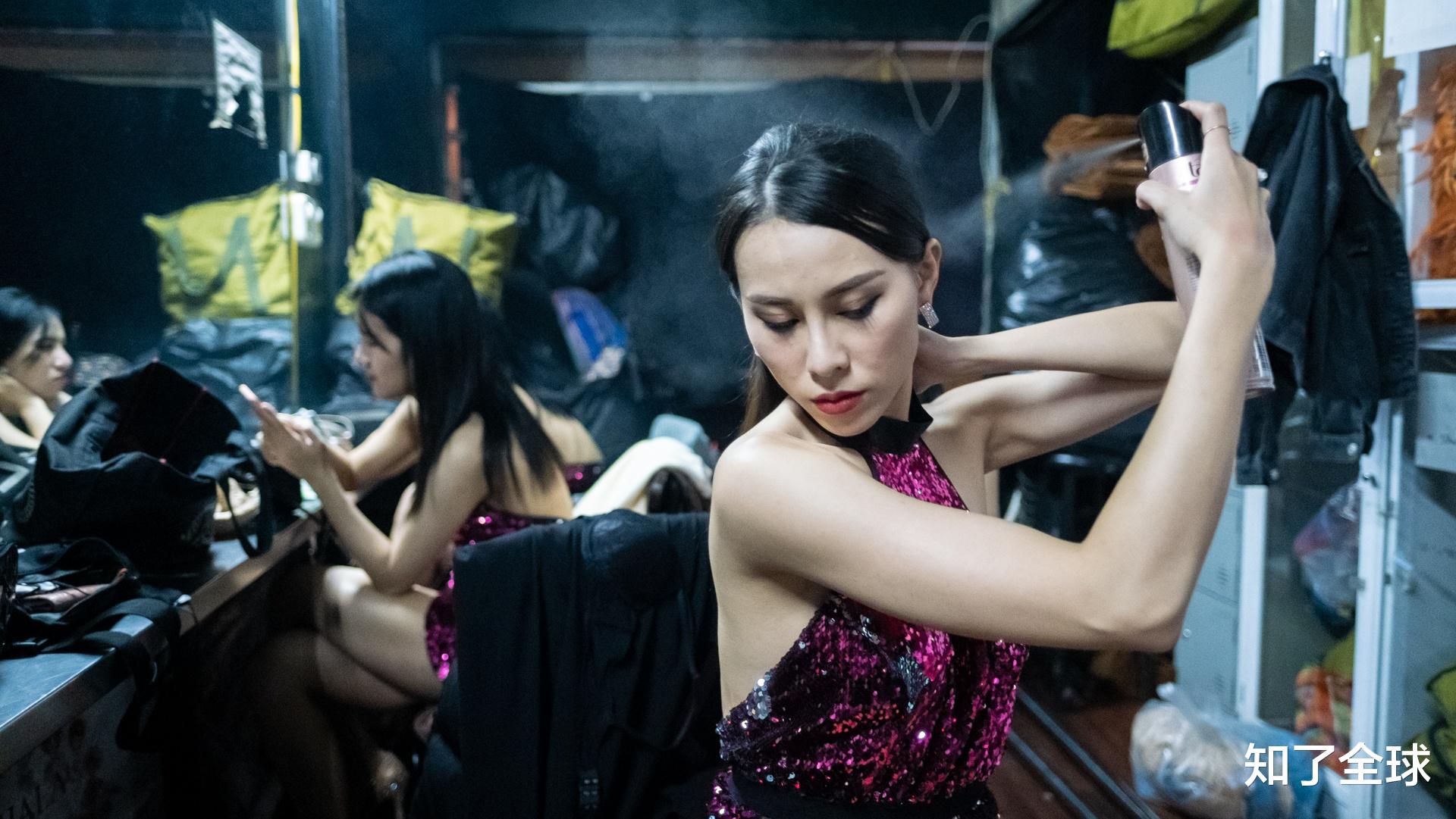 越南,女大学生舞者忙碌生活:兼职夜总会,当主持人,现实吗?