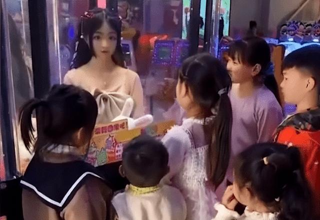 人美心善,女孩网络走红后回馈母校,背后的争议引人深思