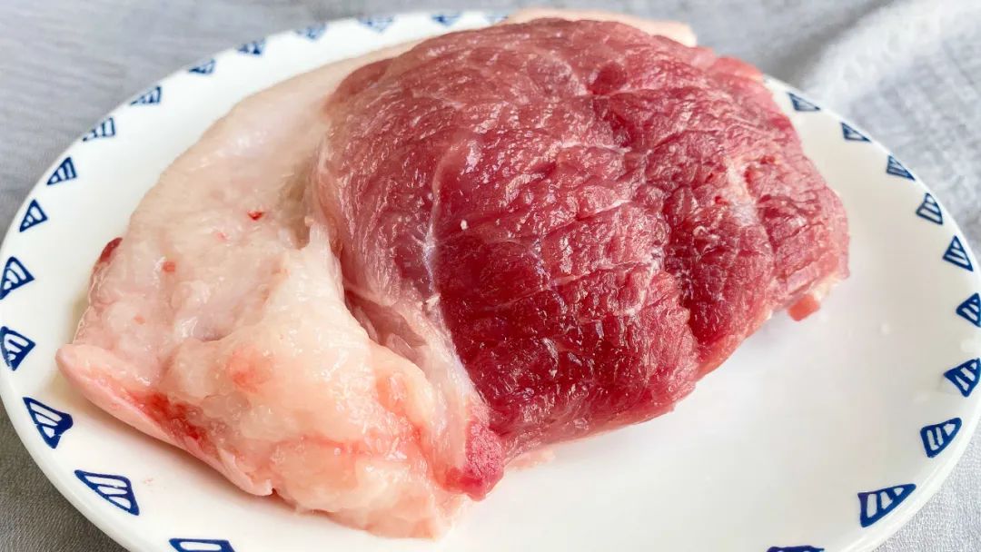 保存猪肉时,最忌直接放冰箱!饭店大厨教你一招,放三个月都新鲜