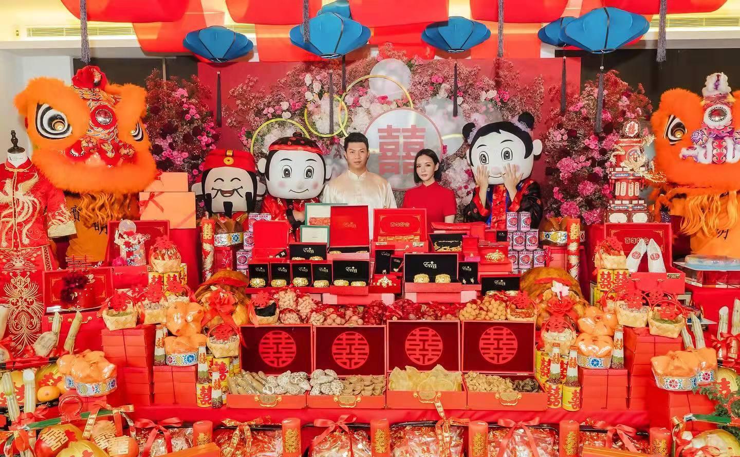 何猷君|何猷君百亿前女友再婚,八对龙凤镯过大礼,金饰堆积如山超奢华