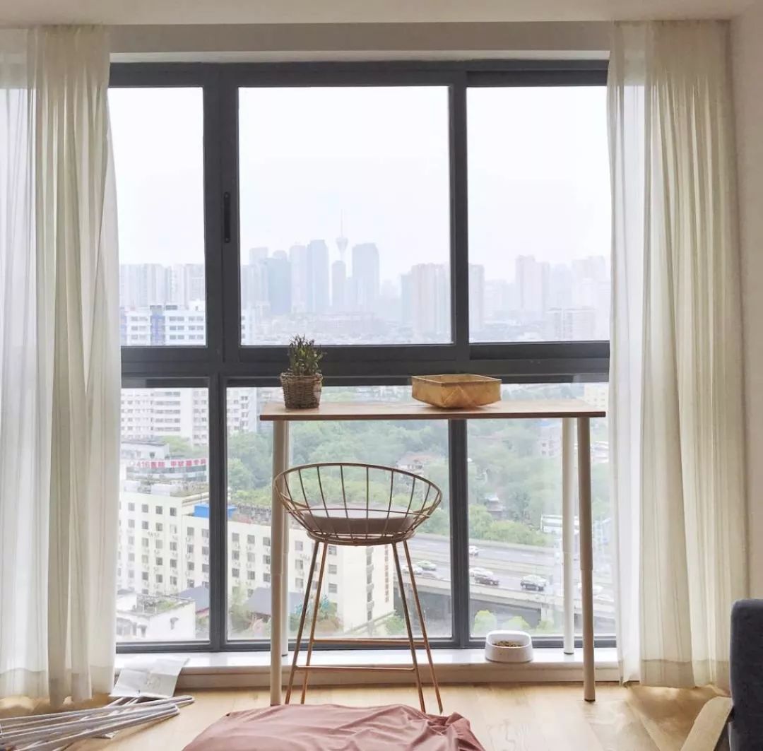 阳台靠窗装个小吧台，喝茶观景，真是不要太惬意！