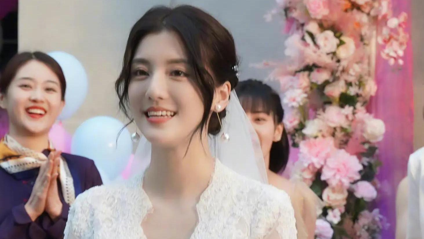 吴千语|百亿豪门施伯熊，携手吴千语参加家族成员婚宴，网友：有望嫁入豪门