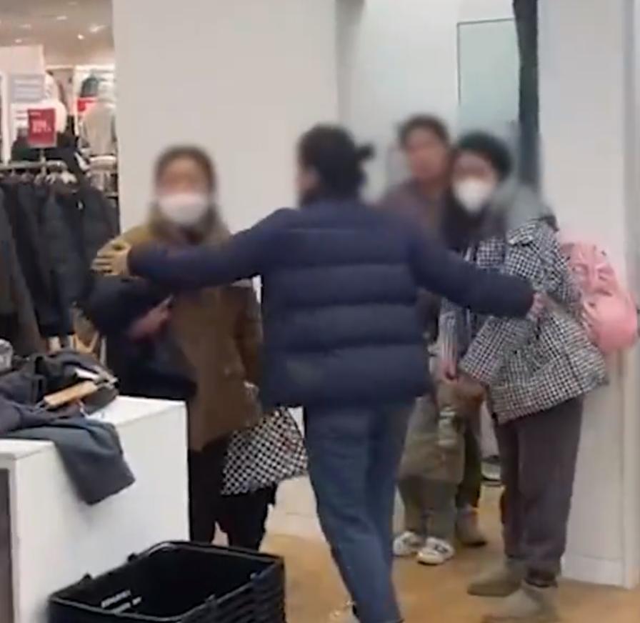 “两男童优衣库推帘”事件,再次刷新了我对“熊家长”的认知