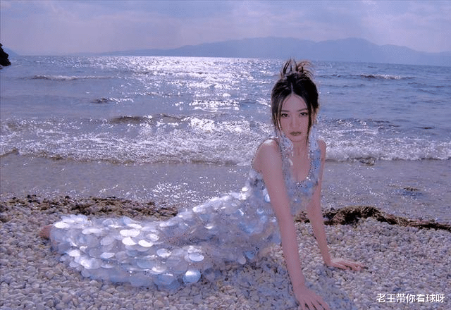 徐璐|徐璐在云南拍写真，把一地碎石当沙滩，躺在上面摆造型