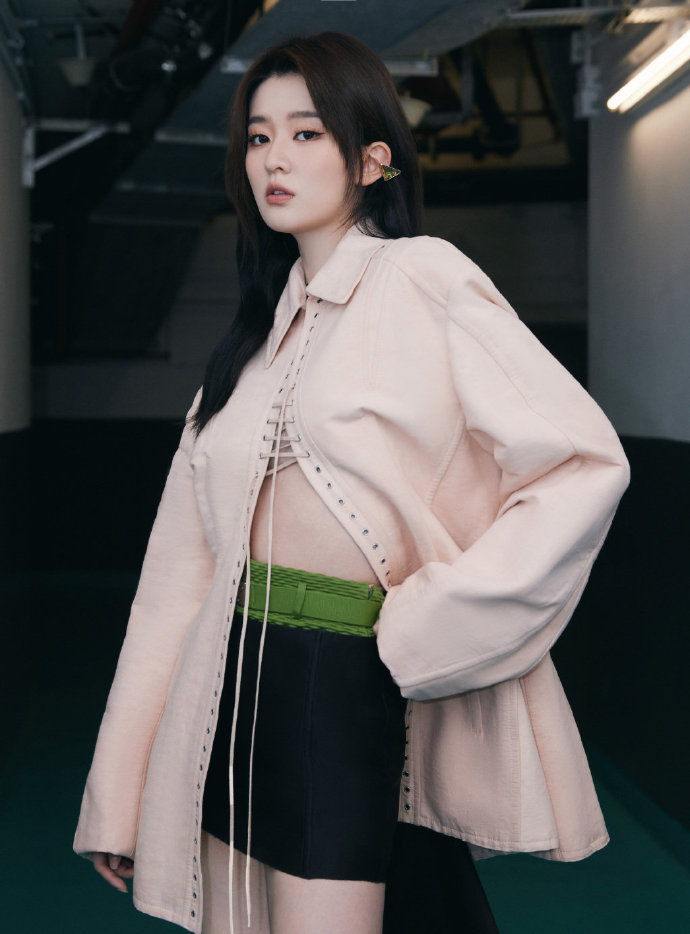 乔欣|乔欣身穿米色外套搭黑色拖尾裙在停车场演绎时尚大片,时尚帅气。????