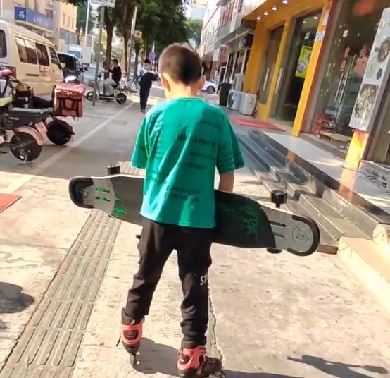 保安|卓妈晒孙辉骑自行车,单手握把被保安拦下,网友喊话让孙卓营业