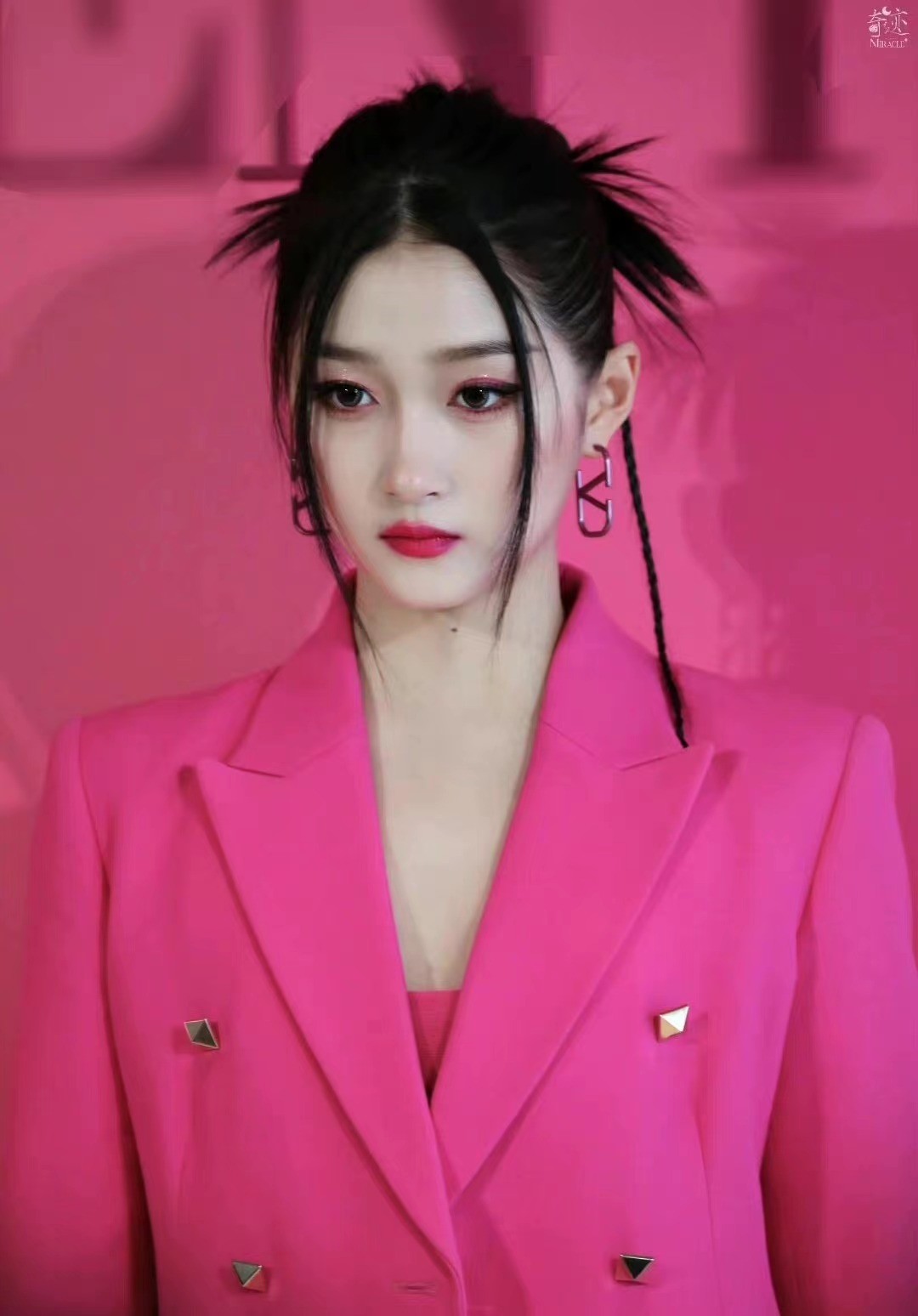 关晓彤|关晓彤今晚成大赢家！穿荧光粉现身阿那亚看秀，长腿吸睛又封神