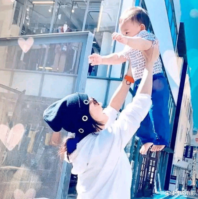 张柏芝|张柏芝怀四胎？肚子凸起腰身呈葫芦状，网友：爸爸是谁