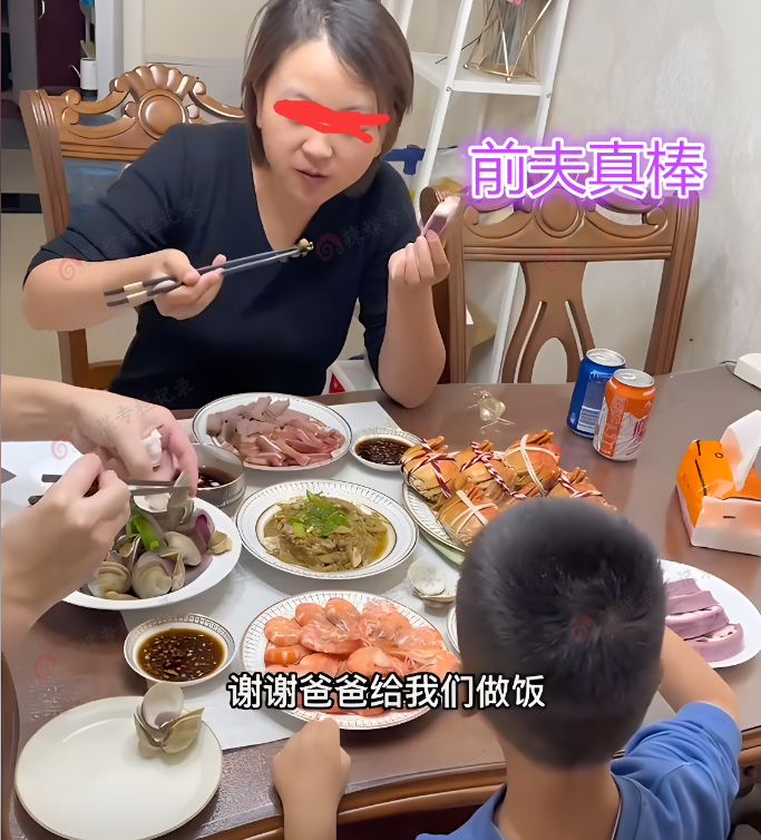 女子1年前净身出户,前夫登门做螃蟹给妻儿吃,网友:前夫想复婚