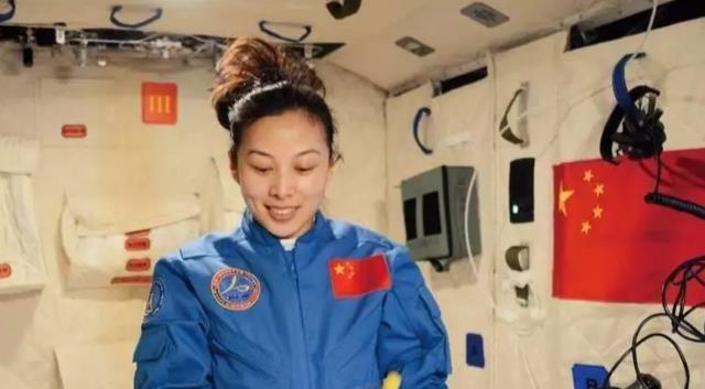 在太空中生活，女航天员怎么克服生理问题？航天女英雄牺牲太大了