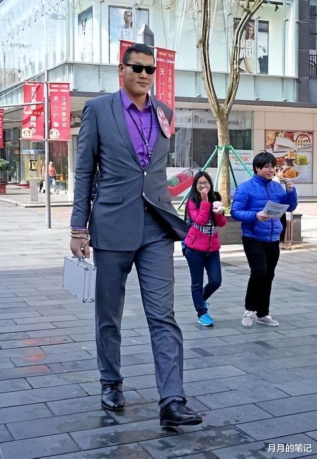 金州勇士队|“亚洲巨人”张欢，身高2.38米比姚明还高，成了资本的牺牲品
