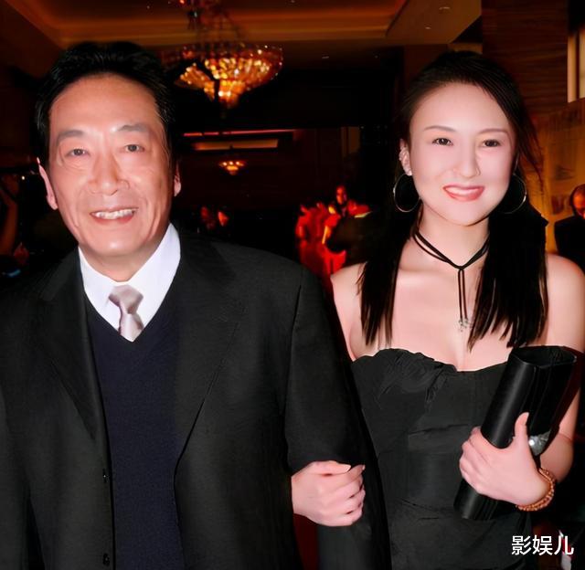 李坤城|娱乐圈“爷孙恋”现状：8年后，小40岁女友被“折磨”成这样