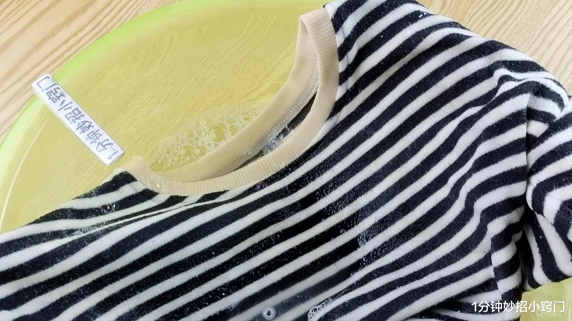 不论衣服多脏,洗衣服时放2粒,搓一搓立刻干净又柔软,省钱简单