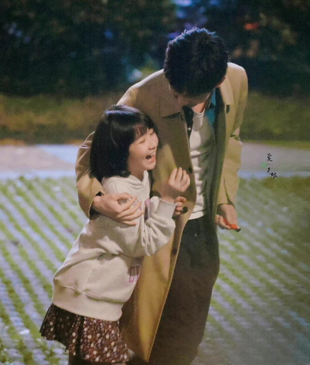 刘亦菲|靳东紧抱剧中女儿不撒手!成毅和小姑娘玩闹,师徒俩都是女儿奴!