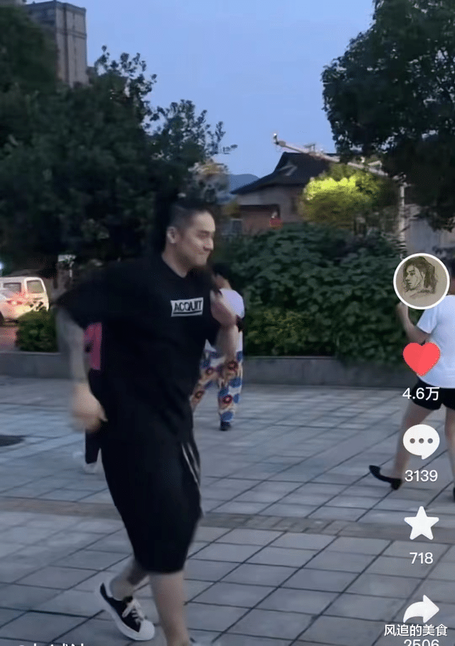 蒋劲夫|蒋劲夫罕见露面尽显老态，湖边喂鱼表情冷漠