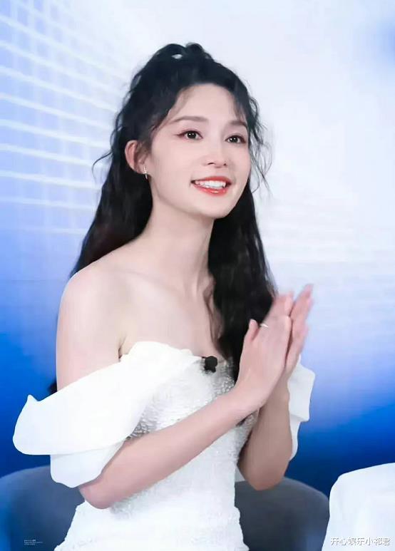 赵露思|赵露思李沁同晚直播，都穿白色长裙状态满分，论气质这次我站李沁