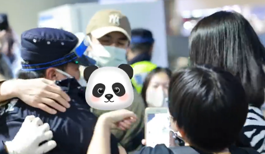 保安|知名男星张云龙机场劝架！一把抱住发飙壮汉保安，生怕互殴打伤人